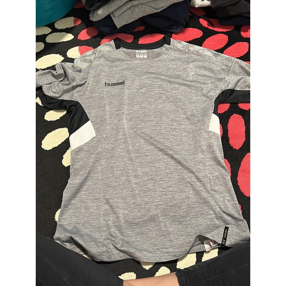 Men’s Hummel top